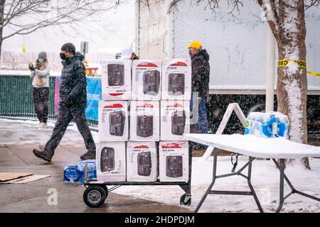 Lafayette, CO États-Unis - 31 décembre 2021 : des bénévoles aident la Croix-Rouge au YMCA après que le Marshall Fire ait décimé les quartiers locaux Banque D'Images