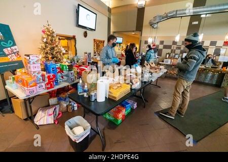 Lafayette, CO États-Unis - 31 décembre 2021 : des bénévoles aident la Croix-Rouge au YMCA après que le Marshall Fire ait décimé les quartiers locaux Banque D'Images