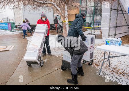 Lafayette, CO États-Unis - 31 décembre 2021 : des bénévoles aident la Croix-Rouge au YMCA après que le Marshall Fire ait décimé les quartiers locaux Banque D'Images