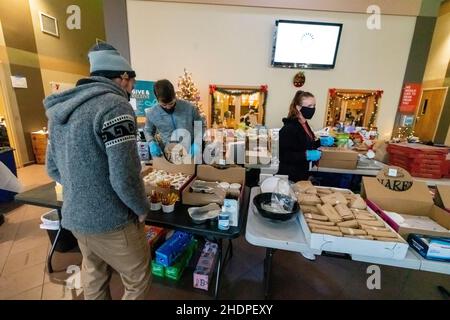 Lafayette, CO États-Unis - 31 décembre 2021 : des bénévoles aident la Croix-Rouge au YMCA après que le Marshall Fire ait décimé les quartiers locaux Banque D'Images