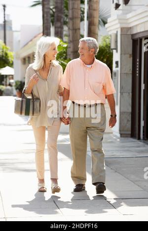 shopping en ville, couple plus âgé, couples plus âgés Banque D'Images