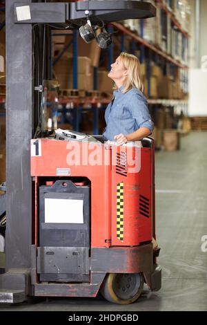 emploi et profession, logistique, chariot élévateur, employé d'entrepôt, emploi et professions,emploi et profession, logistique, commerce, chariots élévateurs, commis d'entrepôt Banque D'Images