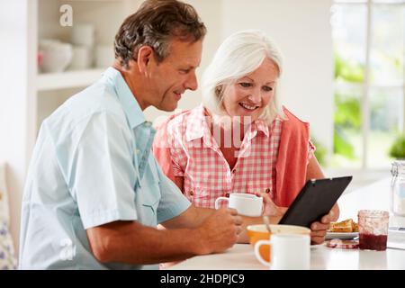 senior, couple, petit déjeuner, pc tablette, personnes âgées,vieux, aînés, couples, petits déjeuners, ipad,tablette pc Banque D'Images