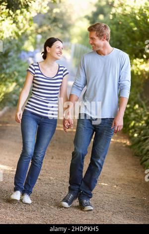 couple, marche, main dans la main, paires, marche,main dans les mains, tenir la main, tenir la main, tenir les mains Banque D'Images