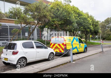 Un véhicule d'intervention en cas de panne de la NRMA s'occupe d'une voiture en panne à Sydney, en Nouvelle-Galles du Sud, en Australie Banque D'Images