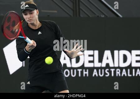 Adélaïde, Australie.7th janvier 2022.Elena Rybakina, du Kazakhstan, joue un rôle de premier plan lors du match des WTA Singles entre Elena Rybakina, du Kazakhstan, et Shelby Rogers, des États-Unis, le cinquième jour du tournoi de tennis international d'Adélaïde à Memorial Drive, le 07 janvier 2022 à Adélaïde, en Australie.Crédit : Peter Mundy/Speed Media/Alay Live News Banque D'Images