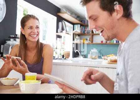 couple, communication mobile, matin, petit déjeuner, couples,communications mobiles, petits déjeuners Banque D'Images