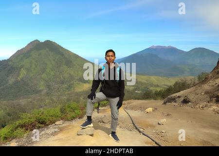 Sur une route de montagne trekking au volcan Ijen Kawah Ijen ou sur la langue indonésienne. Célèbre volcan contenant le plus grand lac d'acide dans le monde Banque D'Images