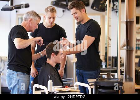 coiffure, salon de coiffure, magasin de coiffure, coupe de cheveux, stagiaire, coiffeurs, magasins de coiffure,salon de coiffure, coupes de cheveux, stagiaires Banque D'Images