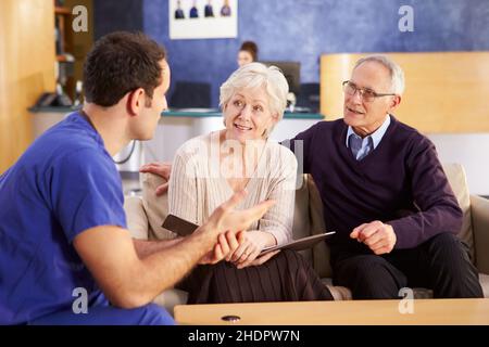 médecin, consulter, couple plus âgé, médecins, consulter,couples plus âgés Banque D'Images