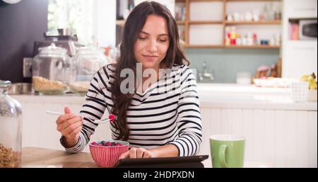 femme, petit déjeuner, baies, céréales, pc-tablette,femme, femme, femme, petit déjeuner,berry, céréales, ipad, tablette pc Banque D'Images