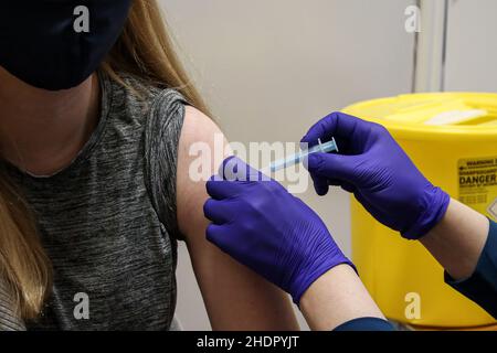 Londres, Royaume-Uni.17th décembre 2021.Un vaccinateur a vu administrer un jab Covid-19 boost à une femme dans un centre de vaccination.(Image de crédit : © Dinendra Haria/SOPA Images via ZUMA Press Wire) Banque D'Images