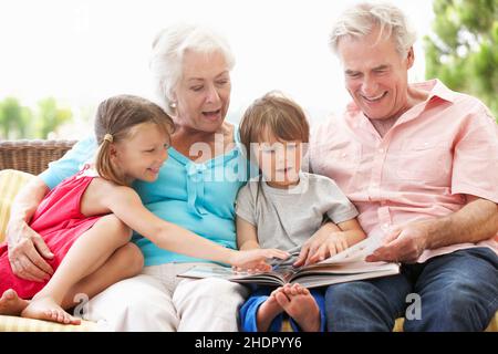 petit-fils, lecture, grands-parents, petits-fils, lire,lire un livre, lire quelque chose, lire, grands-parents Banque D'Images