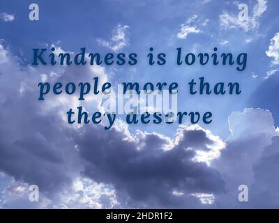 Citations de motivation et d'inspiration - ne vous sous-estimez pas.La bonté est d'aimer les gens plus qu'ils ne le méritent.Avec fond bleu ciel. Banque D'Images