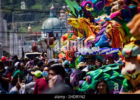 Pasto, Colombie.06th janvier 2022.Les gens se rassemblent pour voir des voitures flottantes décorées avec des personnages et traditions colombiens et andins pendant le Carnaval de Blancos y Negros le 6 janvier 2022 à Pasto - Nariño, Colombie.Ce carnaval reconnu par l'UNESCO a lieu chaque année en janvier dans la ville de Pasto, dans le sud des Andes.Le 'Carnaval de Negros y Blancos' a ses origines dans un mélange d'expressions culturelles amazoniennes, andines et du Pacifique par l'art, les danses, la musique et les fêtes culturelles.Crédit : long Visual Press/Alamy Live News Banque D'Images