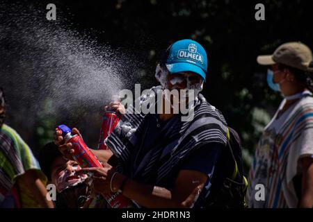 Pasto, Colombie.06th janvier 2022.Les gens se rassemblent pour voir des voitures flottantes décorées avec des personnages et traditions colombiens et andins pendant le Carnaval de Blancos y Negros le 6 janvier 2022 à Pasto - Nariño, Colombie.Ce carnaval reconnu par l'UNESCO a lieu chaque année en janvier dans la ville de Pasto, dans le sud des Andes.Le 'Carnaval de Negros y Blancos' a ses origines dans un mélange d'expressions culturelles amazoniennes, andines et du Pacifique par l'art, les danses, la musique et les fêtes culturelles.Crédit : long Visual Press/Alamy Live News Banque D'Images