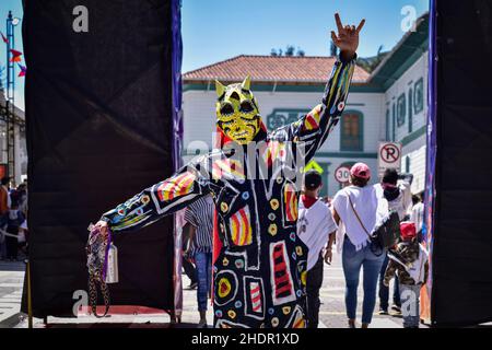 Pasto, Colombie.06th janvier 2022.Les gens se rassemblent pour voir des voitures flottantes décorées avec des personnages et traditions colombiens et andins pendant le Carnaval de Blancos y Negros le 6 janvier 2022 à Pasto - Nariño, Colombie.Ce carnaval reconnu par l'UNESCO a lieu chaque année en janvier dans la ville de Pasto, dans le sud des Andes.Le 'Carnaval de Negros y Blancos' a ses origines dans un mélange d'expressions culturelles amazoniennes, andines et du Pacifique par l'art, les danses, la musique et les fêtes culturelles.Crédit : long Visual Press/Alamy Live News Banque D'Images