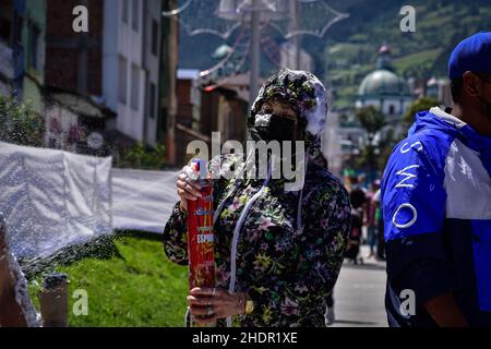 Pasto, Colombie.06th janvier 2022.Les gens se rassemblent pour voir des voitures flottantes décorées avec des personnages et traditions colombiens et andins pendant le Carnaval de Blancos y Negros le 6 janvier 2022 à Pasto - Nariño, Colombie.Ce carnaval reconnu par l'UNESCO a lieu chaque année en janvier dans la ville de Pasto, dans le sud des Andes.Le 'Carnaval de Negros y Blancos' a ses origines dans un mélange d'expressions culturelles amazoniennes, andines et du Pacifique par l'art, les danses, la musique et les fêtes culturelles.Crédit : long Visual Press/Alamy Live News Banque D'Images