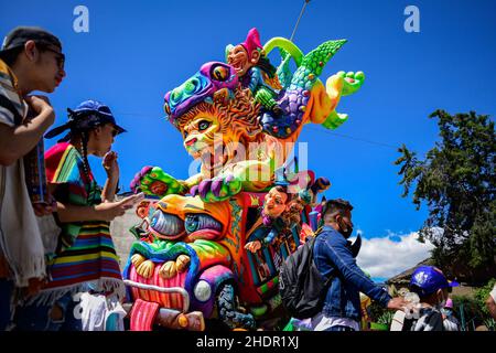 Pasto, Colombie.06th janvier 2022.Les gens se rassemblent pour voir des voitures flottantes décorées avec des personnages et traditions colombiens et andins pendant le Carnaval de Blancos y Negros le 6 janvier 2022 à Pasto - Nariño, Colombie.Ce carnaval reconnu par l'UNESCO a lieu chaque année en janvier dans la ville de Pasto, dans le sud des Andes.Le 'Carnaval de Negros y Blancos' a ses origines dans un mélange d'expressions culturelles amazoniennes, andines et du Pacifique par l'art, les danses, la musique et les fêtes culturelles.Crédit : long Visual Press/Alamy Live News Banque D'Images