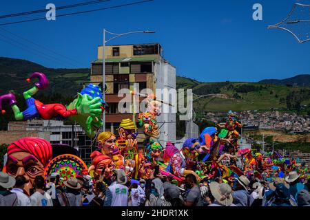 Pasto, Colombie.06th janvier 2022.Les gens se rassemblent pour voir des voitures flottantes décorées avec des personnages et traditions colombiens et andins pendant le Carnaval de Blancos y Negros le 6 janvier 2022 à Pasto - Nariño, Colombie.Ce carnaval reconnu par l'UNESCO a lieu chaque année en janvier dans la ville de Pasto, dans le sud des Andes.Le 'Carnaval de Negros y Blancos' a ses origines dans un mélange d'expressions culturelles amazoniennes, andines et du Pacifique par l'art, les danses, la musique et les fêtes culturelles.Crédit : long Visual Press/Alamy Live News Banque D'Images