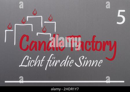 PRODUCTION - 07 décembre 2021, Basse-Saxe, Nesselröden: Le lettrage 'Candle Factory.La lumière pour les sens est visible à l'entrée.Depuis 2006, Candle Factory produit des bougies à partir de stéarine de culture durable à Eichsfeld, près de Duderstadt.Photo: Swen Pförtner/dpa Banque D'Images