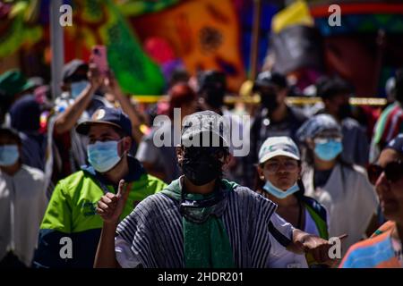 Pasto, Colombie.06th janvier 2022.Les gens se rassemblent pour voir des voitures flottantes décorées avec des personnages et traditions colombiens et andins pendant le Carnaval de Blancos y Negros le 6 janvier 2022 à Pasto - Nariño, Colombie.Ce carnaval reconnu par l'UNESCO a lieu chaque année en janvier dans la ville de Pasto, dans le sud des Andes.Le 'Carnaval de Negros y Blancos' a ses origines dans un mélange d'expressions culturelles amazoniennes, andines et du Pacifique par l'art, les danses, la musique et les fêtes culturelles.Crédit : long Visual Press/Alamy Live News Banque D'Images