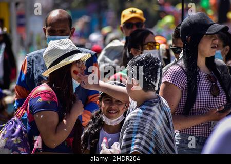 Pasto, Colombie.06th janvier 2022.Les gens se rassemblent pour voir des voitures flottantes décorées avec des personnages et traditions colombiens et andins pendant le Carnaval de Blancos y Negros le 6 janvier 2022 à Pasto - Nariño, Colombie.Ce carnaval reconnu par l'UNESCO a lieu chaque année en janvier dans la ville de Pasto, dans le sud des Andes.Le 'Carnaval de Negros y Blancos' a ses origines dans un mélange d'expressions culturelles amazoniennes, andines et du Pacifique par l'art, les danses, la musique et les fêtes culturelles.Crédit : long Visual Press/Alamy Live News Banque D'Images