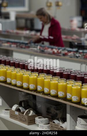 PRODUCTION - 07 décembre 2021, Basse-Saxe, Nesselröden: Marion Adanschewski, roulette de bougie, étiquettes de pots de bougie à la fabrique de bougie.Depuis 2006, Candle Factory produit des bougies à partir de stéarine de culture durable à Eichsfeld, près de Duderstadt.Photo: Swen Pförtner/dpa Banque D'Images