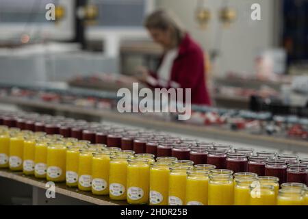 PRODUCTION - 07 décembre 2021, Basse-Saxe, Nesselröden: Marion Adanschewski, roulette de bougie, étiquettes de pots de bougie à la fabrique de bougie.Depuis 2006, Candle Factory produit des bougies à partir de stéarine de culture durable à Eichsfeld, près de Duderstadt.Photo: Swen Pförtner/dpa Banque D'Images