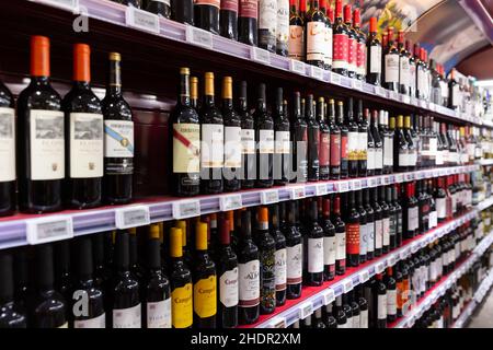 Bouteilles de vin sur les étagères du magasin Banque D'Images