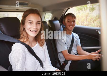 voyage en voiture, ceinture de sécurité, frères et sœurs, sortie de famille, siège arrière,voyage en voiture, trajet en voiture, conduite, conduite, voyage sur route,déplacements sur route, ceinture, ceintures, ceintures de sécurité, Banque D'Images