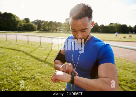 contrôle, sportif, montre-bracelet, montre intelligente, commandes,athlète, athlètes, sportifs, montres-bracelets Banque D'Images