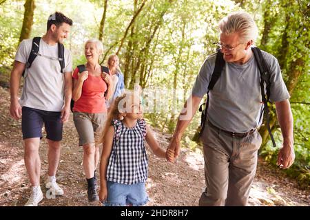 tenir les mains, marcher, faire des sorties en famille, marcher Banque D'Images