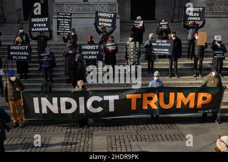 New York, États-Unis.06th janvier 2022.Des activistes ont pris la relève de la Bibliothèque principale de Manhattan, marquant ainsi le premier anniversaire de l'attaque du 6 janvier 2021 contre le Capitole des États-Unis.Le groupe a appelé le procureur général Merrick Garland à mettre en accusation ceux qu'ils considèrent comme les « vrais leaders du coup d'État », notamment Donald Trump, Mark Meadows, Jim Jordan et Ivanka Trump.(Photo de Michael Nigro/Pacific Press) Credit: Pacific Press Media production Corp./Alay Live News Banque D'Images