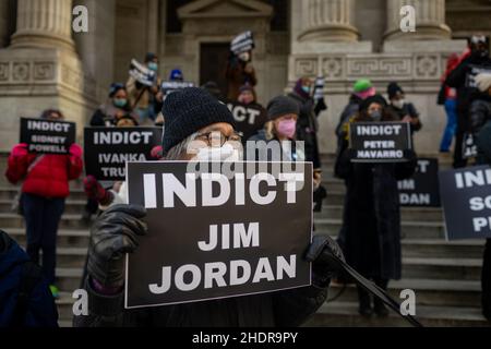 New York, États-Unis.06th janvier 2022.Des activistes ont pris la relève de la Bibliothèque principale de Manhattan, marquant ainsi le premier anniversaire de l'attaque du 6 janvier 2021 contre le Capitole des États-Unis.Le groupe a appelé le procureur général Merrick Garland à mettre en accusation ceux qu'ils considèrent comme les « vrais leaders du coup d'État », notamment Donald Trump, Mark Meadows, Jim Jordan et Ivanka Trump.(Photo de Michael Nigro/Pacific Press) Credit: Pacific Press Media production Corp./Alay Live News Banque D'Images