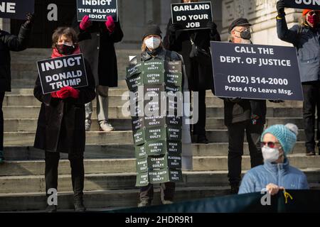 New York, États-Unis.06th janvier 2022.Des activistes ont pris la relève de la Bibliothèque principale de Manhattan, marquant ainsi le premier anniversaire de l'attaque du 6 janvier 2021 contre le Capitole des États-Unis.Le groupe a appelé le procureur général Merrick Garland à mettre en accusation ceux qu'ils considèrent comme les « vrais leaders du coup d'État », notamment Donald Trump, Mark Meadows, Jim Jordan et Ivanka Trump.(Photo de Michael Nigro/Pacific Press) Credit: Pacific Press Media production Corp./Alay Live News Banque D'Images