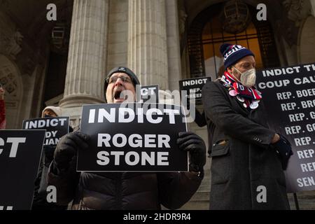 New York, États-Unis.06th janvier 2022.Des activistes ont pris la relève de la Bibliothèque principale de Manhattan, marquant ainsi le premier anniversaire de l'attaque du 6 janvier 2021 contre le Capitole des États-Unis.Le groupe a appelé le procureur général Merrick Garland à mettre en accusation ceux qu'ils considèrent comme les « vrais leaders du coup d'État », notamment Donald Trump, Mark Meadows, Jim Jordan et Ivanka Trump.(Photo de Michael Nigro/Pacific Press) Credit: Pacific Press Media production Corp./Alay Live News Banque D'Images