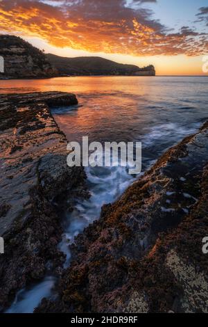 lever de soleil sur les rochers et l'eau dans le parc national de bouddi, sur la côte centrale de nsw Banque D'Images