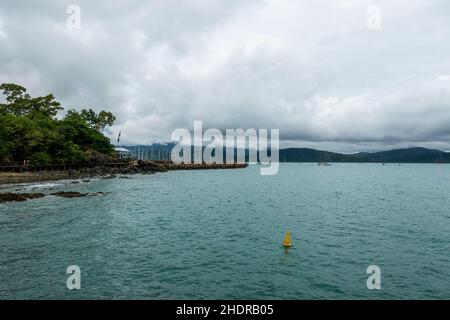 Airlie Beach, Queensland, Australie - janvier 2022 : personnes marchant vers les mâts des voiliers et des yachts dans un environnement protégé de marina Banque D'Images