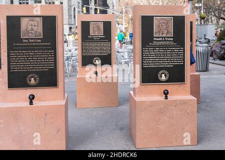 New York, États-Unis.06th janvier 2022.Le Daily Show monuments for Heroes of the Freedomsurrection à l'anniversaire de l'insurrection au Capitole le 6 janvier 2021, vu sur la place piétonne à côté de Madison Square Park.Les 8 monuments ont été présentés par Rudy Giuliani, Tucker Carlson, Steve Bannon, le sénateur Josh Hawley, le sénateur Ted Cruz,Lauren Boebert, représentante des États-Unis, Marjorie Taylor Greene, ancienne présidente Donald J. Trump.Tous les monuments ont été conçus pour ressembler à des pierres tombales.(Photo de Lev Radin/Pacific Press) crédit: Pacific Press Media production Corp./Alay Live News Banque D'Images