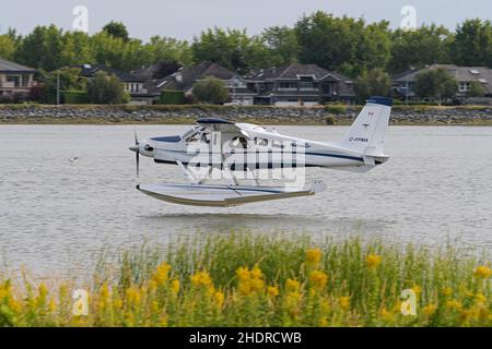 Richmond, Colombie-Britannique, Canada.25th août 2021.A Seair Seaplanes de Havilland Canada DHC-2 Mk.III l'hydravion Turbo-Beaver (C-FPMA) débarque à l'aéroport international de Vancouver, situé sur le fleuve Fraser, à côté de l'aérogare sud de l'aéroport international de Vancouver.(Image de crédit : © Bayne Stanley/ZUMA Press Wire) Banque D'Images