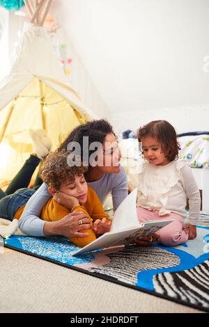 mère, lecture, fille, fils, parent,maman, mères, maman, lire, lire un livre,lire quelque chose, lire, filles, fils, parenté Banque D'Images