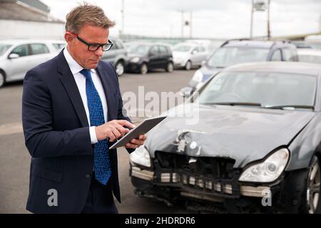 dommages à la carrosserie, accident, arpenteur, assurance automobile, accident de voiture,dommages à la carrosserie automobile, accidents, arpenteurs, assurances automobiles, accidents de voiture Banque D'Images