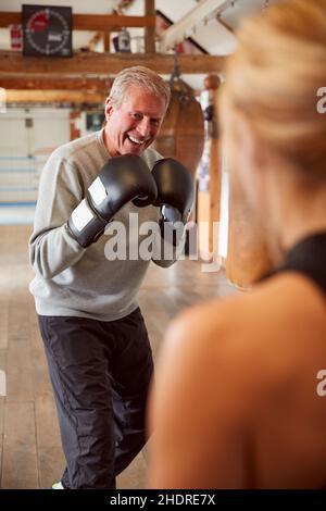 personnes âgées actives, amusement, boxe, entraînement, personnes âgées,fit, old, senior, seniors, funs,combats, entraînements Banque D'Images