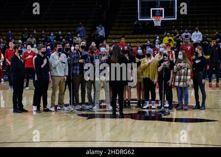 Boulder, Colorado, États-Unis.06th janvier 2022.Le chœur de l'école secondaire Erie chante l'hymne national avant le match de basket-ball masculin entre le Colorado et l'État de Washington au centre Coors Events de Boulder, CO. Derek Regensburger/CSM/Alay Live News Banque D'Images