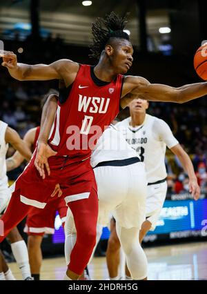 Boulder, Colorado, États-Unis.06th janvier 2022.Washington State Cougars avance Efe Abogidi (0) fait un rebond offensant dans le match de basket-ball masculin entre le Colorado et l'État de Washington au centre Coors Events à Boulder, CO. Derek Regensburger/CSM/Alay Live News Banque D'Images