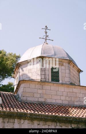 Dôme d'une église en brique avec une croix sur le fond du ciel Banque D'Images