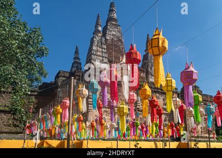 Yee Peng Festival (Yi Peng) Chiang Mai. Lanternes en papier décorées dans le temple de Jed-Yod. Banque D'Images