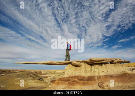 Touriste sur King of Wing, formations rocheuses étonnantes dans la zone d'étude de la nature sauvage d'Ah-shi-sle-pah, Nouveau-Mexique, États-Unis Banque D'Images