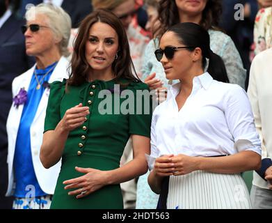 Photo du dossier datée du 13/07/2019 de la duchesse de Cambridge et de la duchesse de Sussex participant aux championnats de Wimbledon au All England Lawn tennis and Croquet Club à Wimbledon.Alors que Kate a 40 ans ce week-end, plus d'une décennie après son mariage dans la famille royale, elle a navigué extérieurement dans la vie royale avec facilité malgré les défis auxquels sont confrontés les Windsors.Date de publication : vendredi 7 janvier 2022. Banque D'Images